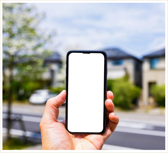 スマホを持つ手　希望に合った土地情報　写真