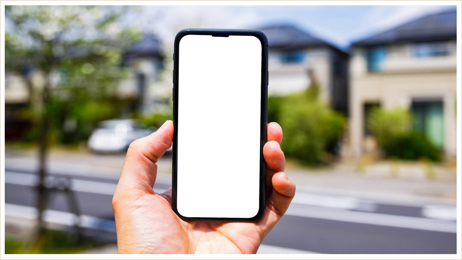スマホを持つ手　希望に合った土地情報　写真