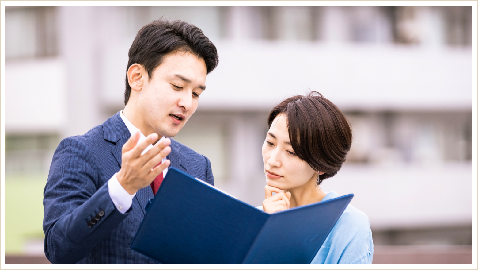 男性スタッフ　お客様　写真